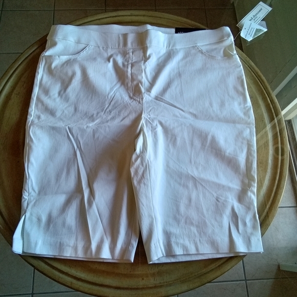 Alfred Dunner Slimming waistband Modern fit  Short Size 14P Color White - Picture 2 of 5